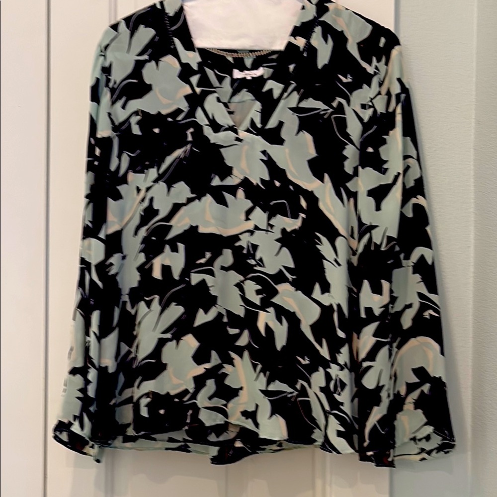 Parker 💯 silk print blouse.